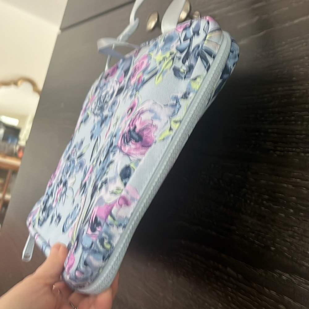 Sold‼️‼️ Like New Vera Bradley Blue & Lilac Rose Hanging Toiletries Travel Bag - Picture 10 of 12